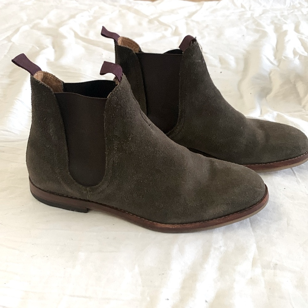 Beautiful brown suede ankle boots. Size 11 EU42.